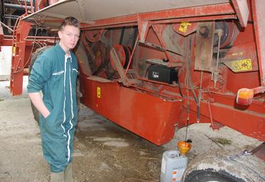 Chailly-en-Brie, mardi 2 février. En travaux pratiques de machinisme, Aurélien Racinet réalise la vidange de la moissonneuse-batteuse de l’exploitation. Au préalable, le formateur a rappelé les  consignes sur le fonctionnement de la machine et la sécurité.

