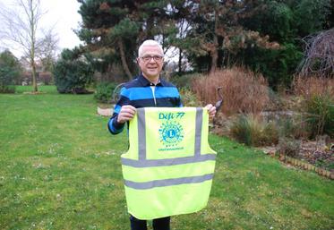 Meaux, jeudi 4 février. Jean-Mary Guerraud avec l’un des gilets réfléchissants à l’effigie du Lions club, destinés aux bénévoles lors du nettoyage des accotements routiers.