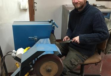 Yann Nominé effectue des travaux de restauration de couteaux, dont parfois de véritables bijoux ayant plusieurs siècles d’existence.