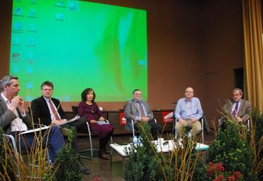 Le Mée-sur-Seine, vendredi 12 février. Les intervenants de la table ronde avec, de gauche à droite : Thibaut Ledermann, Philippe Heusèle (vice-président de Valfrance), Bénédicte Monville-de-Cecco (EELV), Thierry Bontour (président de la chambre d’Agriculture), Marc Lesty (président de l’Établissement régional de l’élevage) et Jean-François Isambert (secrétaire général de l’AGPB).