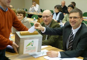 Le 24 février, à Blois. Philippe Noyau vote lors de l’élection du nouveau président de la chambre d’Agriculture qui le donnera vainqueur.