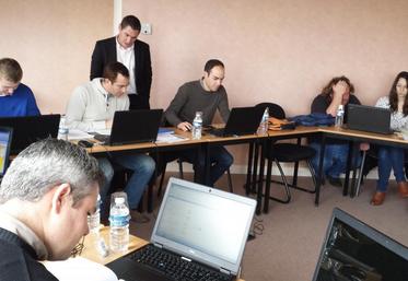 Le 22 février, à La Chaussée-Saint-Victor. Six jeunes agriculteurs ont participé à la formation sur les coûts de production proposée par Jeunes agriculteurs.