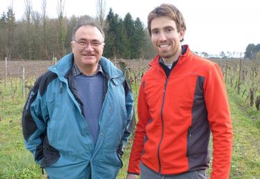 Michel Gendrier (à g.) et son fils Alexandre conduisent leur vignoble en agriculture biologique et biodynamique.