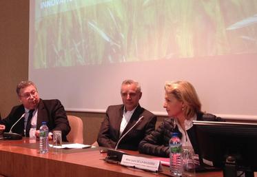 Le 29 février, à Chartres. Lors de la session de la chambre d’Agriculture, Éric Thirouin (président de la chambre), Didier Allaire (président d’Objenious) et Laure de la Raudière (vice-présidente du conseil départemental) ont présenté le réseau LoRa et ses applications.