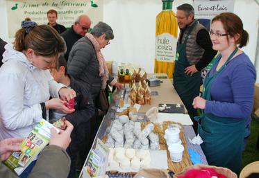 Laure Poirier (à d.) a obtenu trois médailles au dernier Concours général agricole pour ses fromages de chèvre qu’elle produit sur sa ferme des Louvières à Mézières-en-Drouais.