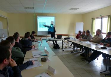 Le 3 mars, à Monthou-sur-Cher. Une vingtaine de viticulteurs a participé à une formation sur le travail du sol.