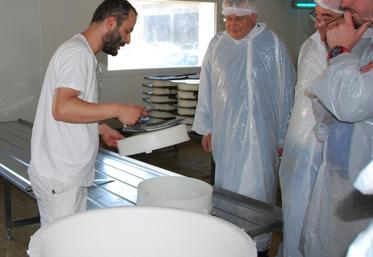 Le responsable de la fromagerie des Trente-arpents, à Favières, réalise une démonstration à l’aide de la pelle à brie devant des agriculteurs.
(ARCHIVE)