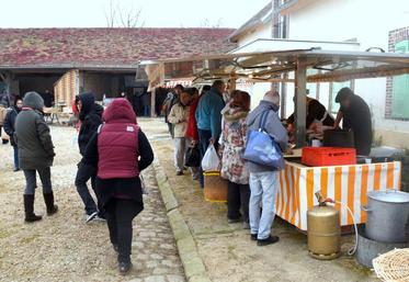 Le 19 mars, à Broué. Les frères Pelletier ont invité une quinzaine de producteurs locaux pour leur journée « Du champs à l’assiette », organisée sur leur ferme d’Orvilliers.