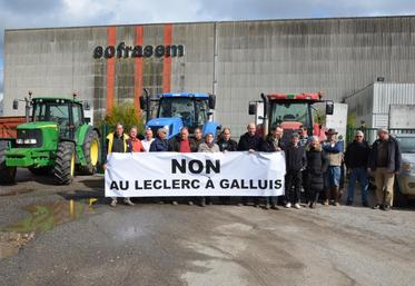 Galluis (Yvelines), le 4 avril. Les agriculteurs ont manifesté leur opposition à l’implantation d’un Leclerc sur le site de la Sofrasem, jouxtant le silo agricole.