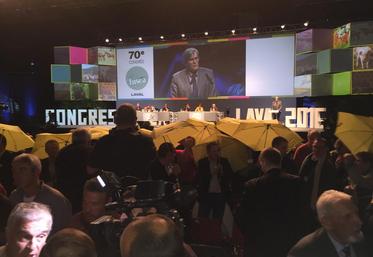 Laval (Mayenne), le 1er avril. Les agriculteurs ont tourné le dos au ministre de l’Agriculture au moment de son discours. Quelques-uns ont même ouvert des parapluies pour « se protéger de ses paroles ». 