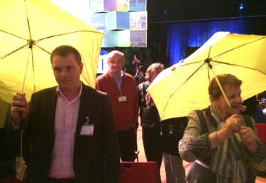 Les représentants franciliens — sur la photo Madeleine Bonnefond et Guillaume Lefort — ont tourné le dos au ministre et ouvert des parapluies afin de se protéger des propos du ministre.