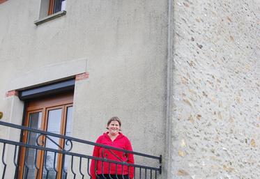 Isabelle Lecoq sous la parabole lui permettant de recevoir Internet par le satellite. (Archive) 