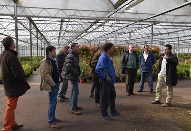 Crisenoy, vendredi 8 avril. Emmanuel Croux, pépiniériste, fait découvrir son activité aux présidents des cantons FDSEA de l’ouest seine-et-marnais.