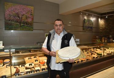 La vitrine de la fromagerie de Laurente Beaufort regorge de saveurs laitières variées même si le brie y conserve une place de choix.