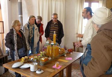 Le 16 avril à La Chapelle-Vicomtesse. Dans la matinée du 16 avril, une dizaine de personnes est venue découvrir le safran de la Chapelle-Vicomtesse.