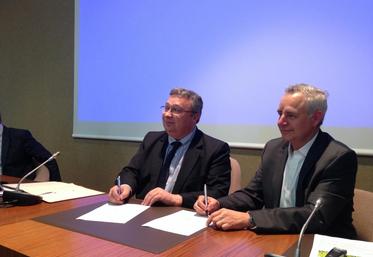 Eric Thirouin, président de la chambre d’Agriculture et Stéphane Allaire, président d’Objenious, ont signé une convention de partenariat.