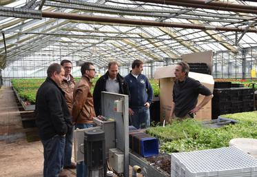 Nonville, lundi 11 avril. Pascal Vincent et sa fille accueillent les présidents des cantons du sud Seine-et-Marne et le secrétaire général de la FDSEA 77 aux Serres de Nonville.