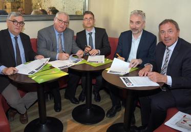 Le 19 avril, à Chartres. Le Crédit agricole Val-de-France a signé une convention avec les partenaires de la création d’entreprise, qui siègeront tous les jeudi dans ses Cafés de la création.