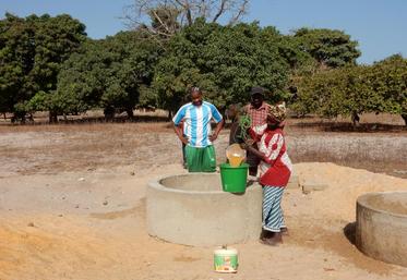 Vindoye (Sénégal), ce puits va permettre d’installer une chèvrerie de cinquante têtes avec un bouc améliorateur… Les femmes sont aussi très satisfaites de pouvoir faire la lessive sur place. 