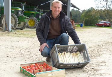 Le 28 avril, à Courmemin. Stéphane Chauvin produit des poireaux, des asperges blanches et des fraises et cultive des céréales et du maïs.