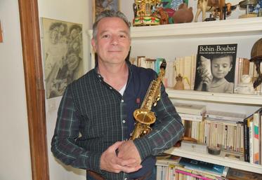 Avec ses trois copains musiciens du groupe Uscule — Laurent Michel, Antonin Charrel et Alain Poirier —, il reprend le répertoire de la chanson française.
