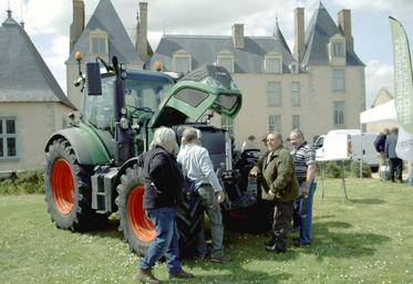 Le 3 mai, à Terminiers. Les agriculteurs du secteur ont eu tout le temps de découvrir la nouvelle gamme de tracteurs Fendt, dans la cours du château de Villepion.
