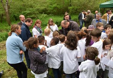 Bréau, lundi 9 mai. Les officiels, parmi lesquels les présidents de la FDC 77 et de la chambre d’Agriculture, Benoit Chevron et Thierry Bontour, la vice-présidente du conseil départemental en chage de l’Environnement, Isoline Milot, et le député-maire, Yves Jego, découvrent l’atelier proposé par la Fédération pour la pêche et la protection du milieu aquatique.
