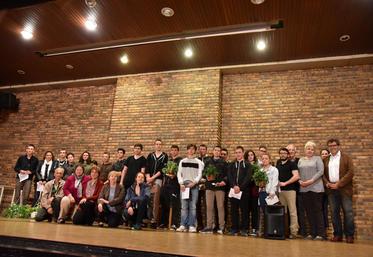 Brie-Comte-Robert, mardi 10 mai. Les trois premiers de chaque classe, sous couvert qu’ils aient atteint une note minimum, se sont vus remettre, comme prix, des végétaux.