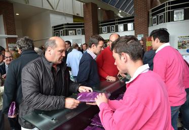 Les élèves du lycée de La Bretonnière à Chailly-en-Brie accueillaient les participants et leur remettaient un polo identifié FDSEA 77.