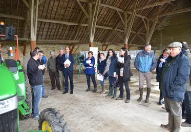 Aubepierre-Ozouer-le-Repos, lundi 30 mai. Yohann Jourdin, coordinateur technique du conseil grandes cultures à la chambre d’Agriculture, présente le matériel d’expérimentation acquis grâce au soutien du conseil départemental.