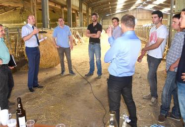 Le 7 juin, à Saint-Bomer. Le directeur des Territoires, Sylvain Reverchon, a visité l’exploitation laitière d’Étienne Védie avec Jeunes agriculteurs.