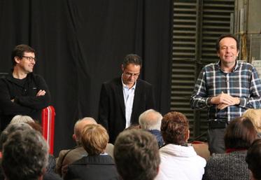 Le 4 juin, à Baule (Loiret). Arnaud Quatrehomme a reçu sur son exploitation la restitution des lettres écrites par des agriculteurs pour le projet « Envolées de lettres du pays ».