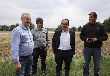 Vernouillet (Yvelines), le 8 juin. Le président du conseil départemental, Pierre Bédier, est venu soutenir les maraîchers. (© N. Duprey/CD78)