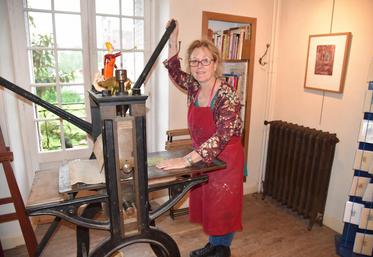 Caroline Delépine donne des cours de gravure en prison, un public « intéressant » avec qui elle met en place des expositions. 