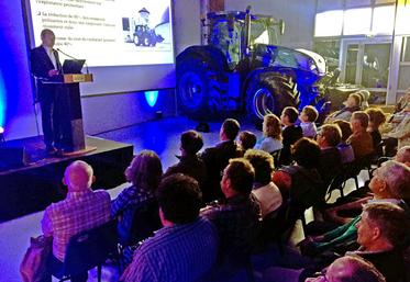 Chartres, le 16 juin. Dans les salon du Compa, le groupe Lecoq présente les derniers tracteurs New Holland T7.