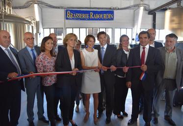Courpalay, vendredi 10 juin. Sous le regard des fondateurs de la brasserie familiale, Hugues et Geneviève Rabourdin, Hubert et Estelle coupent le ruban inaugural.