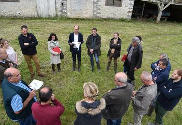 Vimpelles, jeudi 16 juin. Après avoir constaté la montée de l’eau dans les parcelles, Patrick Saudry fait le point sur les conséquences de ces inondations sur son exploitation.