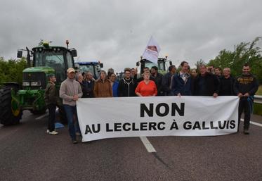 Galluis (Yvelines), le 20 juin. Une trentaine d’agriculteurs, venus en tracteur, a bloqué la N12 pour s’opposer au projet d’implantation du centre commercial Leclerc.