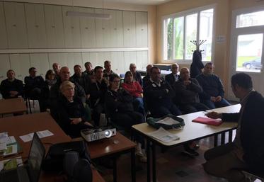 Auvernaux (Essonne), le 17 juin. Les adhérents de l’Union de Corbeil se sont réunis en assemblée générale extraordinaire pour accueillir quatorze nouvelles communes dans le syndicat local.