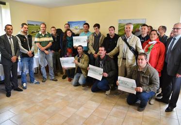 Chaumes-en-Brie, mardi 14 juin. Les JA du sud Seine-et-Marne se sont vus remettre des chèque par les caisses locales du Crédit agricole de la Brie afin des soutenir dans le cadre de leur participation au moiss’batt’cross.