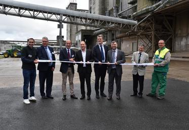 Vaux-le-Pénil, vendredi 17 juin. Un ruban aux couleurs de Valfrance pour inaugurer les nouvelles installations dont la ligne dédiée au bio.