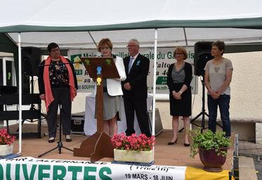 Souppes-sur-Loing, samedi 25 juin. La visite officielle de la MFR du Gâtinais, et les discours qui ont suivi ont été entrecoupés de numéros de clown et d’acrobates réalisés par des élèves de l’école du cirque de Lille.