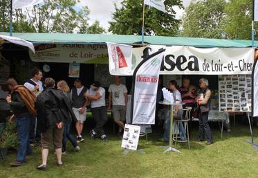 La FDSEA, les Jeunes agriculteurs et l’AS Centre-Loire étaient présents avec chacun un stand.