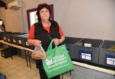 Melun, vendredi 1er juillet. Chaque semaine, Gislaine Boulez vient retirer ses victuailles locales au drive fermier.