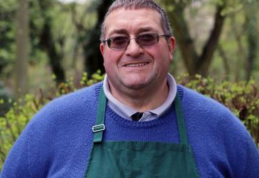 Michel Biberon porte le tablier à l’effigie du réseau Bienvenue à la ferme.
(Archive) 