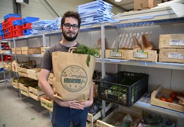 Chanteloup-en-Brie, jeudi 7 juillet. Adrien Sicsic porte le sac contenant une commande qui sera livrée l’après-midi même.