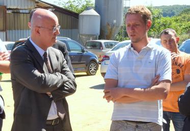 Le préfet de région, Nacer Meddah (à g.), s’était rendu le 7 juillet sur une exploitation laitière du Perche à Saint-Bomer (photo d’archives).