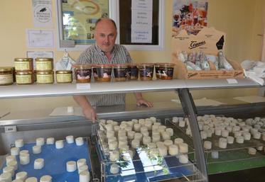A Chauvry (Val-d’Oise), le 1er août. Polyculteur et éleveur de chèvres, Hugues Ribiollet fabrique lui-même ses fromages et les vend à la ferme. Il participe à la Balade du goût depuis dix ans.
