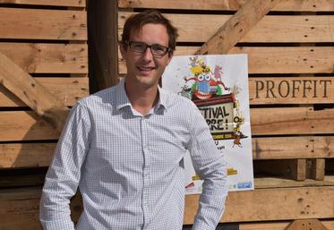 Réau, mercredi 10 août. Aymeric Proffit, devant des palox, rappelle : « Le Festival de la terre coïncide avec la récolte de pommes de terre », dont des échantillons seront distribués le jour J.

