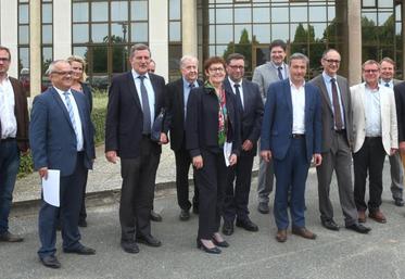 Le 10 juin, à Châteaudun (Eure-et-Loir). Le futur BTS Système numérique du LEAP de Nermont a bénéficié du soutien de la rectrice de l’Académie, Marie Reynier (au c.), du député Philippe Vigier (5e à d.), de la Draaf, de l’État et des collectivités territoriales. 